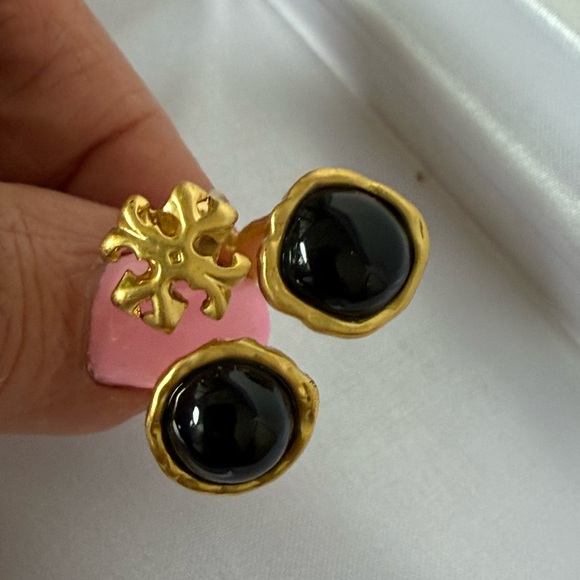 ❌PRIZE DROP ❌NWT TORI BURCH /BLACK ROXANNE LOGO GOLD/BLACK STONE RING. - Picture 8 of 13